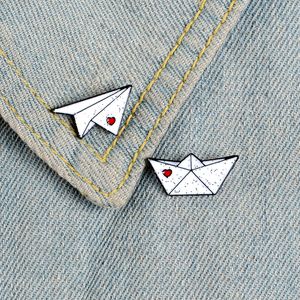 Kärlek Hjärta Paper Plane Ship Enamel Pins Bärande Full Love Badge Par Brosch Klädjackor Väska Lapel Pin Smycken Lover Gift