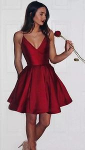 Sexig Modest Red Spaghetti Korta Homecoming Dresses Dar V Neck 8th Grade Prom Klänningar Cocktail Party Gown