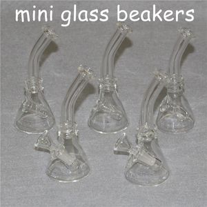 Mini Cookahs Стеклянный стакан щипцы DAB Bong Heady Bongs Водопроводная труба Нефтепроницаемые Буксы Воск Курение Кальян Куриные трубы с чашами 10 мм