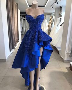 Nowe seksowne królewskie niebieskie krótkie sukienki na studniówkę wysokie niskie ukochane koronkowe aplikacje bez rękawów bez pleca