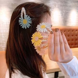 2020 Korea Small Daisy Hair Clip for Women Girl Cute Sweet Hairpin Bangs Rhinestone Crystal Flower Hair Clip Barrette Jewelry Accessories