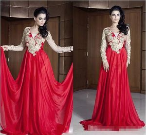 Sexy V Neck Red Prom Dresses Gold Aplikacje Linia Długie Skromne Arabskie Wieczorowe Party Pageant Suknia Długie Rękawy Vestidos de Fiesta Tanie