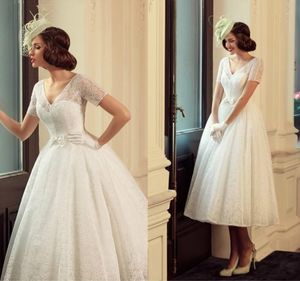 Vintage herbatę koronkowe krótkie suknie ślubne z krótkimi rękawami V szyją A-line z lat 50. suknie ślubne