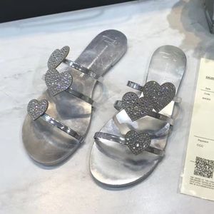 Hot Sale-Fashion Luxury Women Patent Läder Slippers Crystal Lips Heart Flats Tongs de Designer Sandals Sliders Hausschuhe