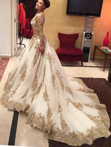 Abito da sposa scollo a V manica lunga abito da sposa arabo applicazioni dorate impreziosite da paillettes bling 2017 Sweep Train Incredibili abiti formali