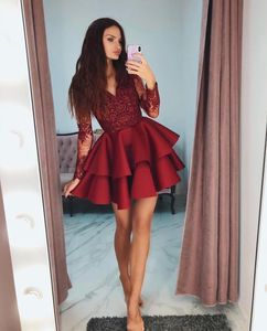 Tanie Krótki Mini Dark Red A Line Cocktail Dresses V Neck Lace Aplikacja Zroszony Długie Rękawy Wielopięciowe Ruffles Satin HomeComing Party Prom Suknie