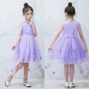 2020 Flower Girls Klänningar Sheer Neck Tiered Skirt Ballgown Första Kommunen Klänningar Liten Flicka Golv Längd Spetsar upp Bak Barn Formellt Slitage