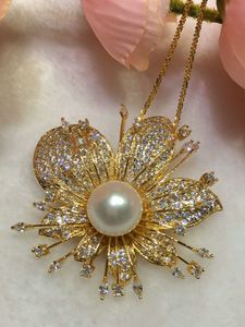 Microscopio di alta qualità zircone semplice fiori delicati sbocciano gioielli di moda ciondolo spilla di perle d'acqua dolce bianca senza catena