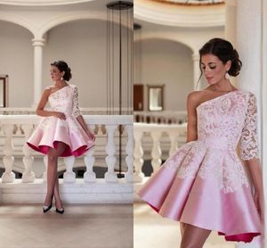 2023 짧은 미니 핑크 라인 여성 칵테일 드레스 한 어깨 새틴 화이트 레이스 아플리케 댄스 파티 드레스 파티 드레스 공식 홈 커밍 가운