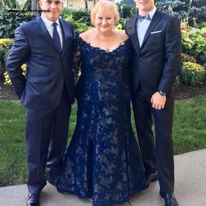 2020 Navy Blue Plus Size Groom Evening Dresses for Wedding Off Axel Illusion Långärmad Spets Kristall Mor av Bröllop Klänning Formell