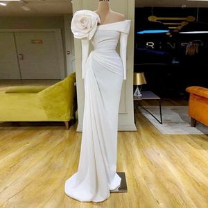 Simple White Aftonklänningar med handgjorda blommor Långärmade Sleeves Mermaid Prom Dress Plades Dubai African Gowns Vestido de Gala Largo