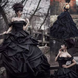 Vintage Black Ball Gown Bröllop Klänningar från axeln Full längd Lång kaskad Ruffles och Ruched Gothic Brudklänningar 2022 Medeltida Vampyr Bride Dress Lace Up