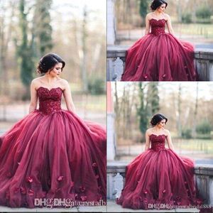 Nowa Seksowna Burgundia Balowa Suknia Quinceanera Suknie Sweetheart Tulle Koronkowe Aplikacje Kwiaty Bez Rękawów Sweet 16 Puffy Party Prom Suknie Wieczorowe