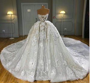 Luxuriöse Ballkleid-Hochzeitskleider, trägerlos, Spitze, Pailletten, Perlen, arabische Brautkleider, mit Blumenapplikationen, Vintage-Robe de Soiree