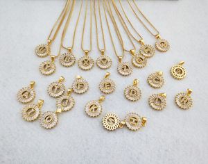 Guldfärg Runda Micro Pave Crystal Cubic Zirconia 26 Letter Pendants Charms Halsband Smycken Gör för Kvinna NK348
