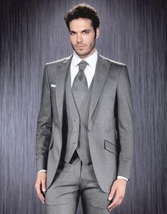 Smoking da sposo dal design classico con strisce grigie, risvolto a punta, un bottone, sposo, abito da sposa da uomo, abiti da uomo eccellenti (giacca + pantaloni + gilet + cravatta) 373