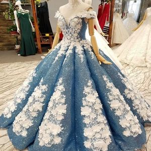 魅力的な素晴らしいボールガウンQuinceaneraのドレスが引き裂かれたフルスパンコール手作りの花肩の床の長さのブライダルページェントガウン