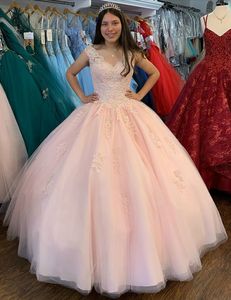 Einfache rosa billige Spitze Perlen Quinceanera Prom Kleider V-Ausschnitt Ballkleid Tüll Abendparty süß 16 Kleid ZJ191