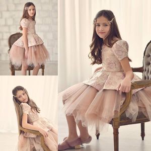 2019 Kısa Kollu Çiçek Kız Elbise Jewel Boyun Tül Diz Boyu Kızlar Pageant Törenlerinde Aplikler Çocuk Örgün Düğün Için Giymek
