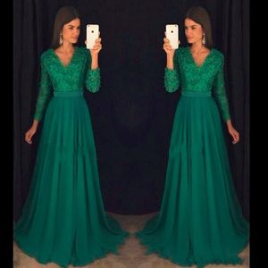 Emerald Green A Line Prom Dresses V Neck Koronki Aplikacje Szyfonowe Kryształowe Perły Długie Rękawy Sweep Pociąg Formalne Suknie Wieczorowe Party