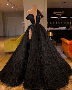Luksusowy Vestidos de Fieesta Czarny pióro Wysoka Side Split Prom Sukienka Zroszony Głębokie V Neck Długość Suknie Wieczorowe