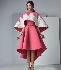 Ny stil två stycken prom klänningar 2020 med wape hög låg satin kväll klänning formell slitage lace applique anpassade party kappor vestifdos billigt