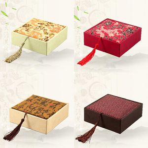 Tassel Vintage Square Kinesisk Silk Fabric Box Presentförpackning Kvinnor Mens Smycken Box Armband Bangle Förvaring Box 12x12x4 cm