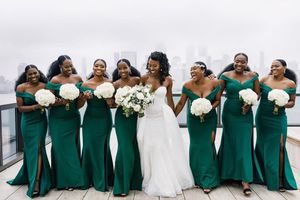 セクシーな緑のアフリカのナイジェリア人魚の花嫁介添人のドレスオフショルダーシンプルな安い側の分割結婚式のゲストドレスローブデフートvestidos