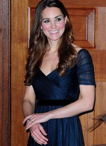 Kate Middleton A Line Celebrity Dresses Bress Bress Bust حبر الأزرق الحبيب قبالة كتف ثوب التول.