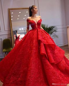 Bedövning lager röd kväll klänningar elegant av axel spets applikationer pärlor paljetter ruffles puffy formella prom pagenat quinceanera kappor
