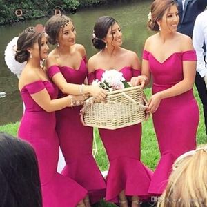 Billiga Fuchsia Off Shoulder Bridesmaids Dresses Mermaid High Low Looked Country Beach Bröllop Gästklänningar för Western Garden Weddings