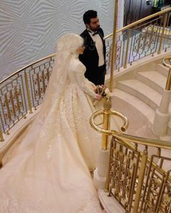 Długie rękawy Muzułmańskie suknie ślubne arabski długi pociąg ślubny suknia ślubna z aplikacjami romantyczna wysoka szyja suknia balowa bridal