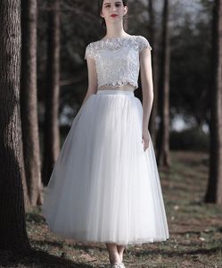 Zweiteilige kurze Brautkleider aus Spitze, Tüll mit Flügelärmeln, Juwelenausschnitt, A-Linie, moderne, informelle Brautkleider, maßgeschneidertes kleines weißes Kleid