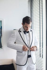 Fashionable One Button Vit Bröllop Brudgum Tuxedos Peak Lapel Groomsmen Män Passar Prom Blazer (Jacka + Byxor + Tie) No: 2125