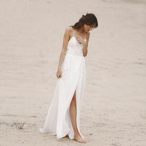 Abito da sposa sexy da spiaggia Cinturino per spaghetti Boho Scollo a V Abiti da sposa aperti sul retro 2020 Abito da sposa con top in pizzo con spacco alto in chiffon