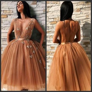 2019 New Sexy Vestidos Homecoming Com Caixilhos V Profundo Decote Em V Tulle Cocktail Party Vestido Na Altura Do Joelho Apliques Sem Encosto Em Camadas Saias Vestidos de Baile