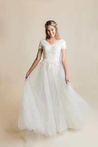 Lace Tulle Modest Wedding Dresses Short Sleeves V Neck Buttons Back Sleeved Country Western Modest Bride Dress A-line LDS Simple Bridal Gown