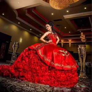 2022 Hot Red Sweet 16 Ball Gown Quinceanera Dresses Sweetheart Backless Arabisk stil Applices Ruched Prom Party Gowns Cheap