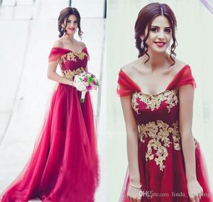 2019 Arabiska Dubai Modest Gold Appliques Red Bridesmaid Dress Off Axes A Line Bröllop Guest Maid of Honor Gown Plus Storlek Anpassad Made