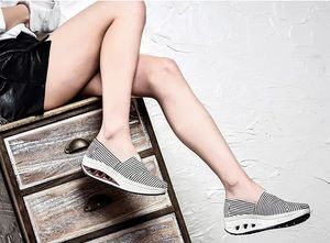 뜨거운 판매 - 슬리밍 신발 여성 PU 신발 피트니스 레이디 스윙 여름 공장 4 cm 높이 늘리기 토닝 신발