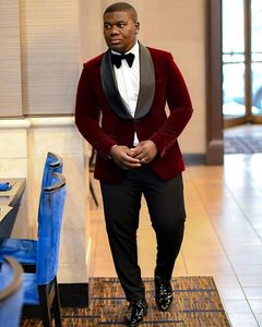 真新しいブルゴーニュのベルベットの新郎Tuxedos Black Shawl Lapel新郎の結婚式2ピースのスーツのファッションの男性Prom Jacket Blazer（ジャケット+パンツ+ネクタイ）86