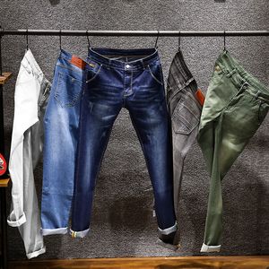 2019 Новые мужчины скинни красочные джинсы модные эластичные тонкие брюки Джин мужской брюки черно -голубо -зеленый серой 6 цветов