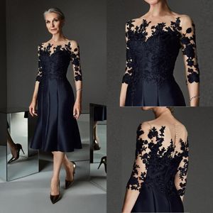 Splendido abito da madre della sposa in pizzo blu scuro con lunghezza al ginocchio, applique con maniche a tre quarti e abito da sera con scollo a barchetta