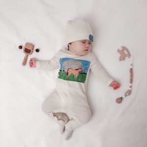 Högkvalitativ baby vår höstfotar spädbarn kläder nyfödda barn romer kläder långärmad print jumpsuit hatt höst outfit med låda