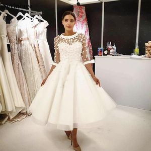 Prinzessin Tea Länge Kleider mit HSLF -Ärmeln schiere handgefertigte Blumen applizes billiges Brautkleid Tüll Hochzeitswährung