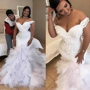 2021 Brautkleider in Übergröße, Spitze, Blumenapplikation, schulterfrei, Meerjungfrau-Brautkleid, abgestufte Rüschen, elegante afrikanische Roben de Mari￩e