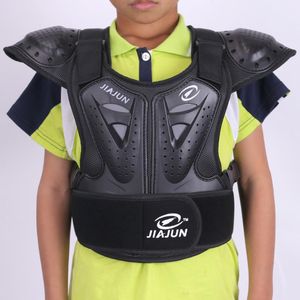 Kinder-Motorrad- und Fahrradfahrer sind mit Cross-Country-Protektorpolster und Racing-Brustschutzausrüstung ausgestattet