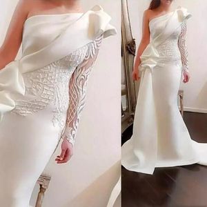 Elegancki jedno ramię Syrenka Długa Prom Dresses 2021 Białe Długie Rękawy Satyna Ruched Ruffles Aplikacja Sweep Pociąg Formalna Suknia Wieczorowa