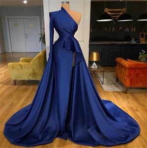 Royal Blue Satin Prom Dresses One Ramię Z Długim Rękawem High Side Split Evening Suknie Sweep Pociąg Arabski Formalny Robe De Soiree
