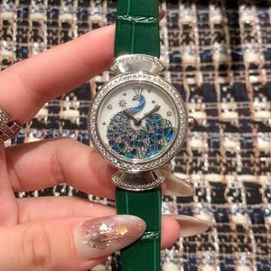 Armbandsur Designer Klockor Kvinnor Påfågel Diamant Watch Fashion Round Leather Strap Casual Lady High Quality1